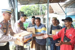 Sambut Hari Bhayangkara ke - 80, Polres Jember Berbagi Paket Sembako untuk Ojol