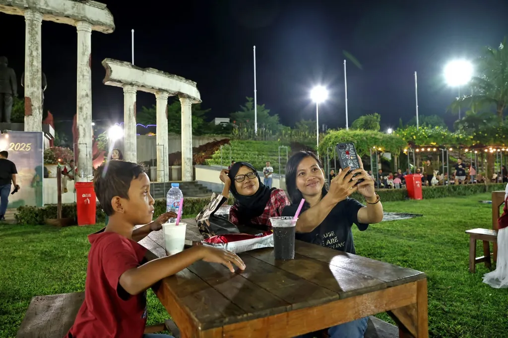 Ngabuburit di Tugu Pahlawan, HTM Mulai Rp5.000 Bisa Kulineran Sekaligus Belajar Sejarah