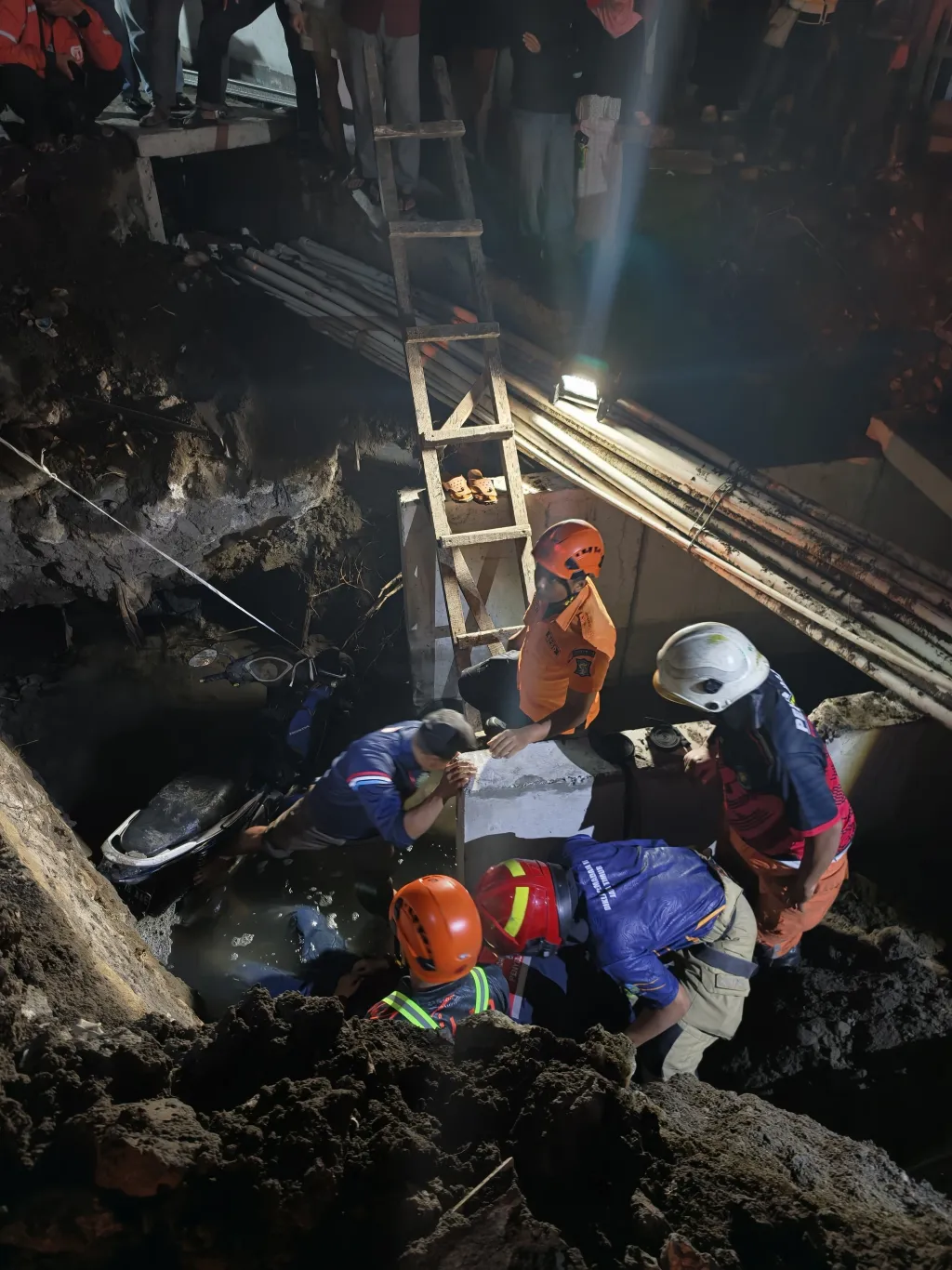 Kecelakaan Fatal di Lokasi Proyek, Pasutri Terperosok ke Gorong-gorong: Akankah Ada Pertanggungjawaban Hukum?