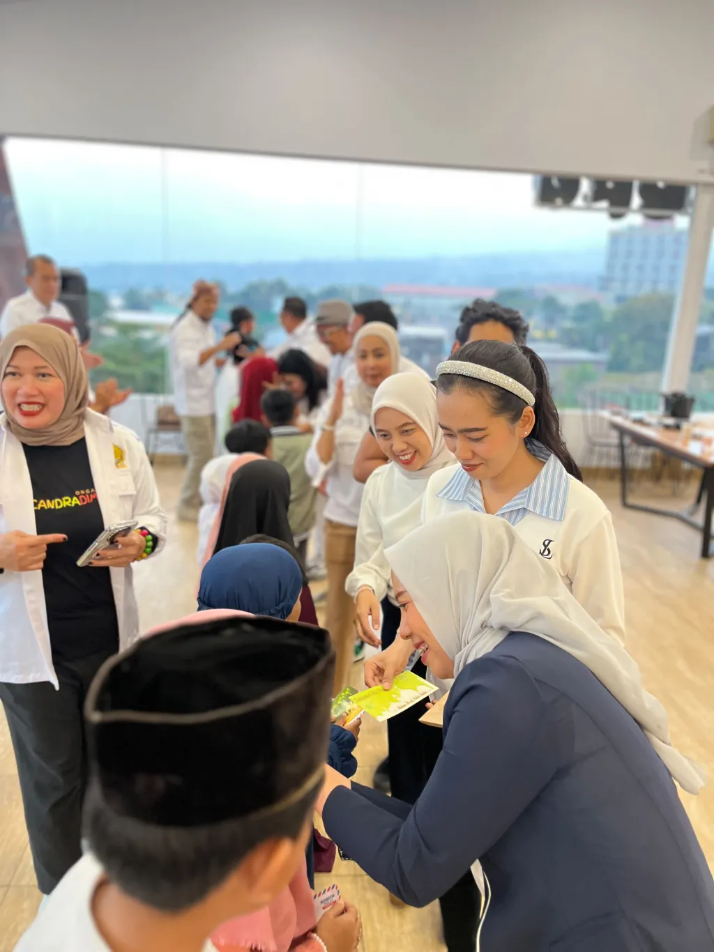 FAY TRANSWISATA DAN PAKUWAJA BERBAGI KEBAHAGIAAN UNTUK ANAK" LANGIT “DARI HATI KAMI BERBAGI”